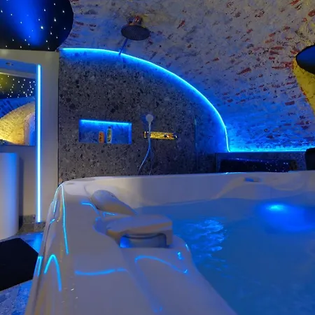 Secret Jacuzzi - Parking Prive Gratuit Couette-café