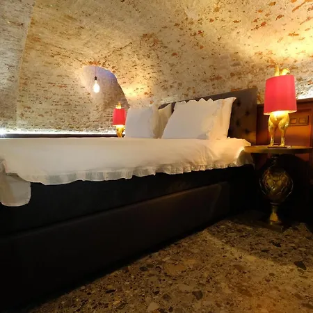 Couette-café Secret Jacuzzi - Parking Prive Gratuit