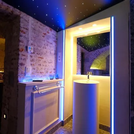 Secret Jacuzzi - Parking Prive Gratuit Couette-café Mons