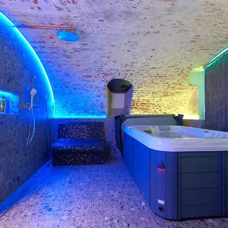 Secret Jacuzzi - Parking Prive Gratuit Couette-café *