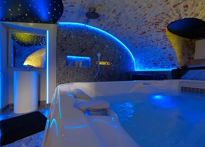 Secret Jacuzzi - Parking Privé Gratuit Bed and breakfast