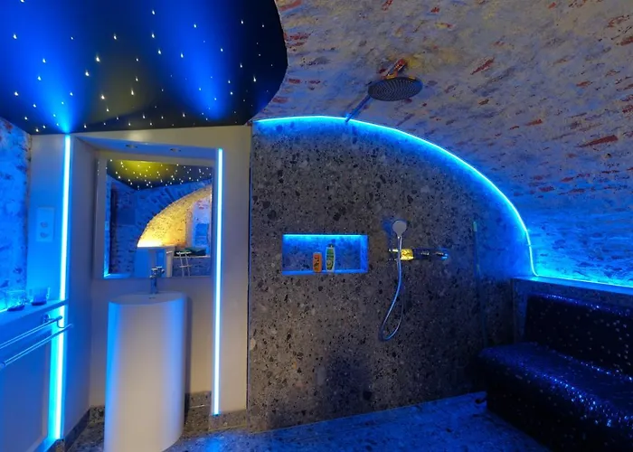 Secret Jacuzzi - Parking Privé Gratuit Bed and breakfast