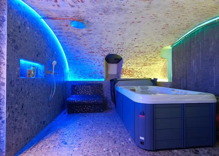 Secret Jacuzzi - Parking Privé Gratuit Bed and breakfast 4*
